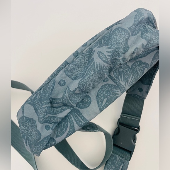 Aloha Collection - Keep It Hip Crossbody in Slate - Picture 4 of 7